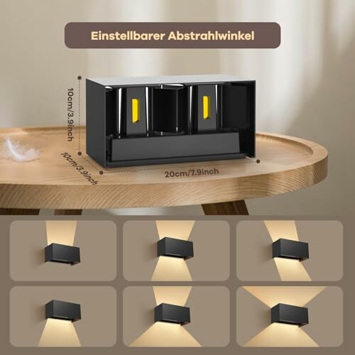 Einstellbare schwarze Wandleuchte mit verschiedenen Abstrahlwinkeln auf Holztisch.