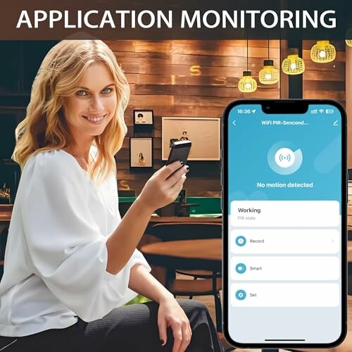 Frau nutzt Smartphone-App zur Überwachung