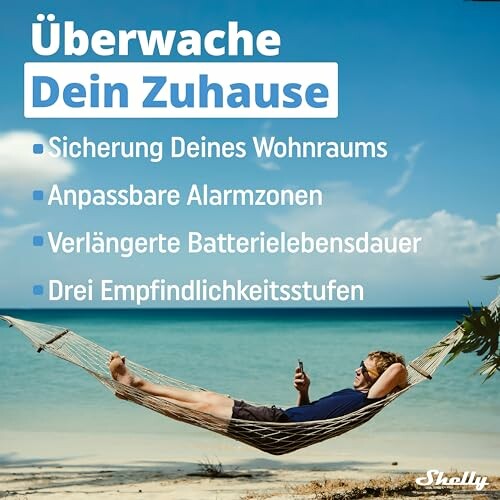 Mann entspannt in Hängematte am Strand mit Text über Heimüberwachung.