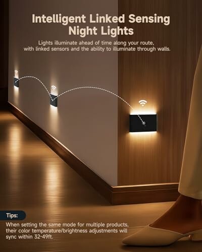 Intelligente, vernetzte Nachtlichter entlang einer Wand mit Person.