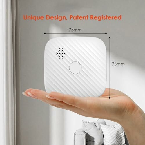 Kompakter Rauchmelder in Hand gehalten