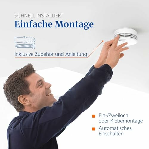 Mann installiert Rauchmelder an der Decke