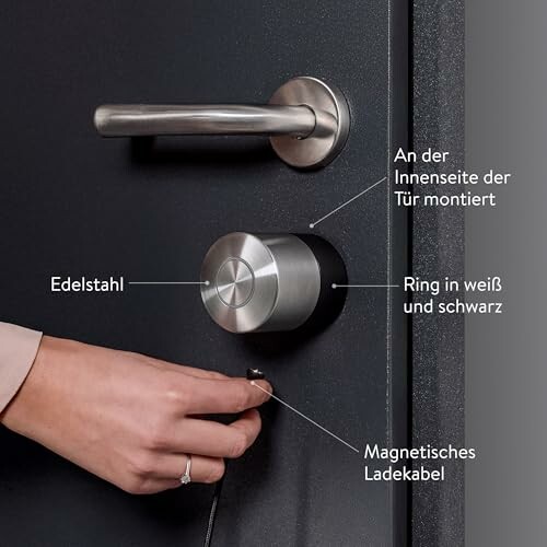 Smart-Türschloss mit Edelstahlgriff, magnetisches Ladekabel und Ring in weiß und schwarz.