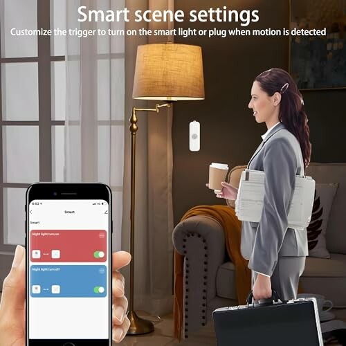 Frau mit Smartphone steuert smarte Beleuchtung