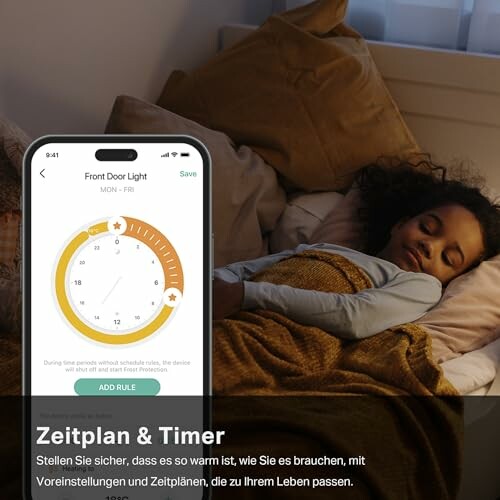 Kind schläft, während ein Smartphone intelligente Lichtsteuerung zeigt.