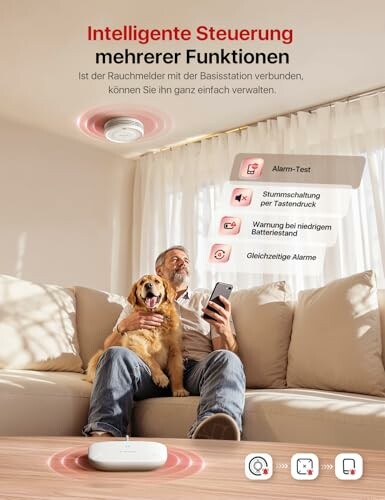 Mann mit Hund auf Sofa nutzt intelligente Rauchmeldersteuerung.