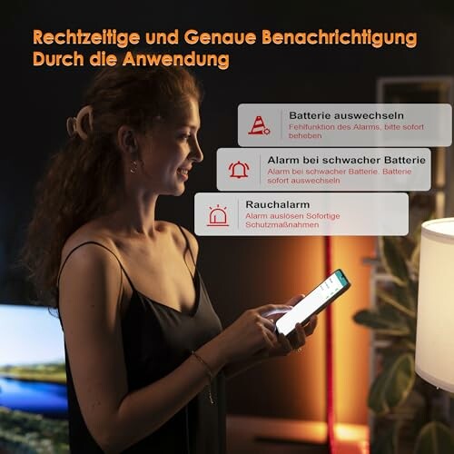 Frau überprüft Benachrichtigungen auf dem Handy.