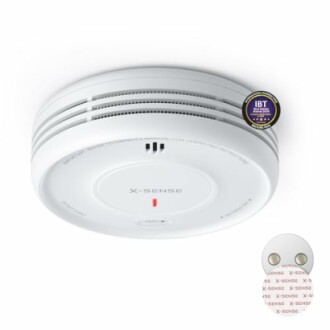 Rauchmelder von X-Sense an der Decke montiert.